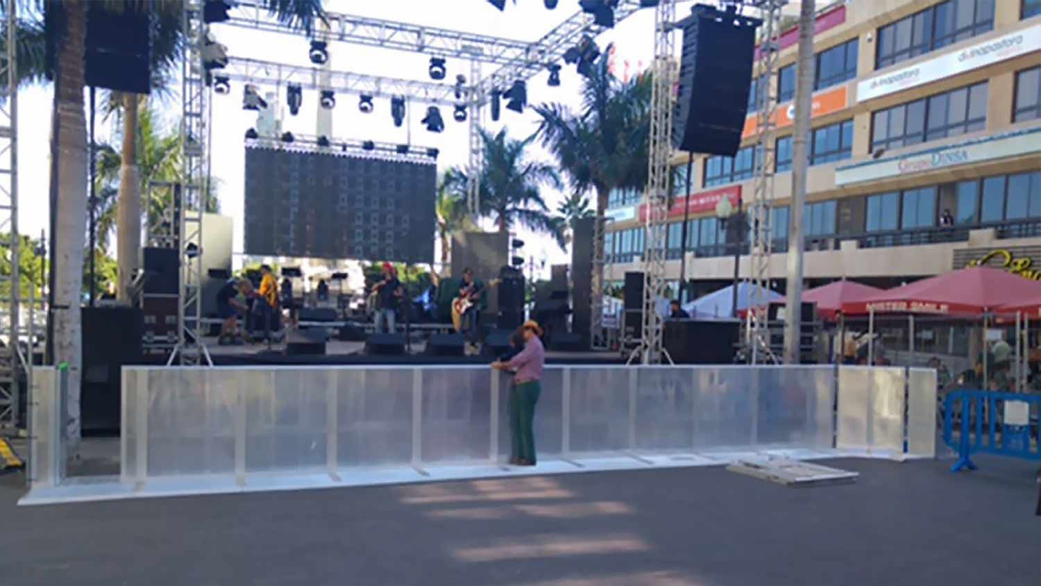 Bene-Lux Canarias S.L.U. cantantes en un escenario